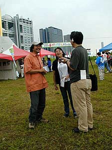 風間深志さんとエイミー（インタビュー中）