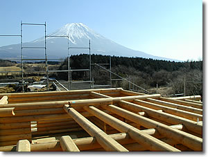 後ろには見事な富士山が！
