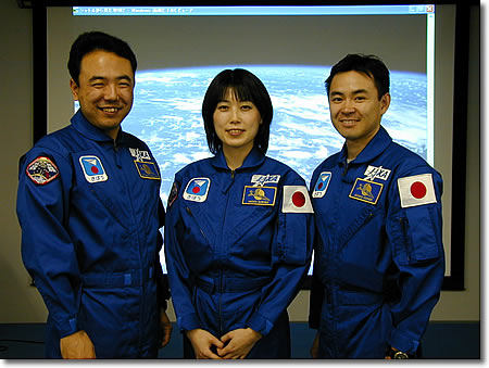 期待の宇宙飛行士3人。左から古川聡さん、角野直子さん、星出彰彦さん。
