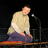 落語を披露する彦いちさん