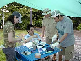 浄水器制作中の3人とかざまさん