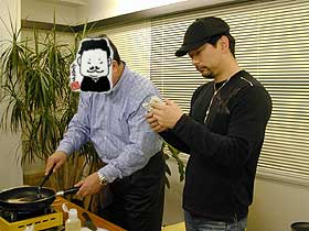 かざまりんぺいさんと森沢明夫さん、料理中