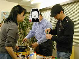 かざまりんぺいさん、森沢明夫さんとエイミー、料理中