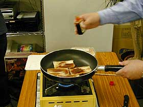 「うなじゆう」料理中