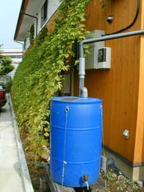 花園荘・裏にも雨水を溜めるタンク