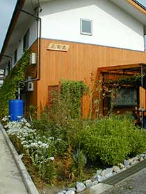 花園荘・東屋とハーブガーデン
