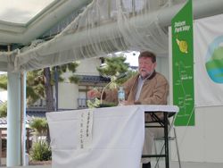 森から未来を見る」をテーマに講演中のC.W.ニコルさん。