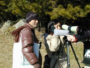 中村さんに指導のもと、望遠鏡を使って観察にチャレンジ! 中村さんに指導のもと、望遠鏡を使って観察にチャレンジ!