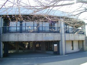 鳥類園にあるウォッチング・センター。ここが観察の拠点。 鳥類園にあるウォッチング・センター。ここが観察の拠点。
